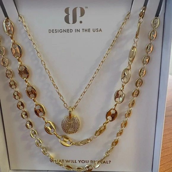 Elegant Gold and White Necklace with Sophisticated Design Luxe Layer - Picture 2 of 2